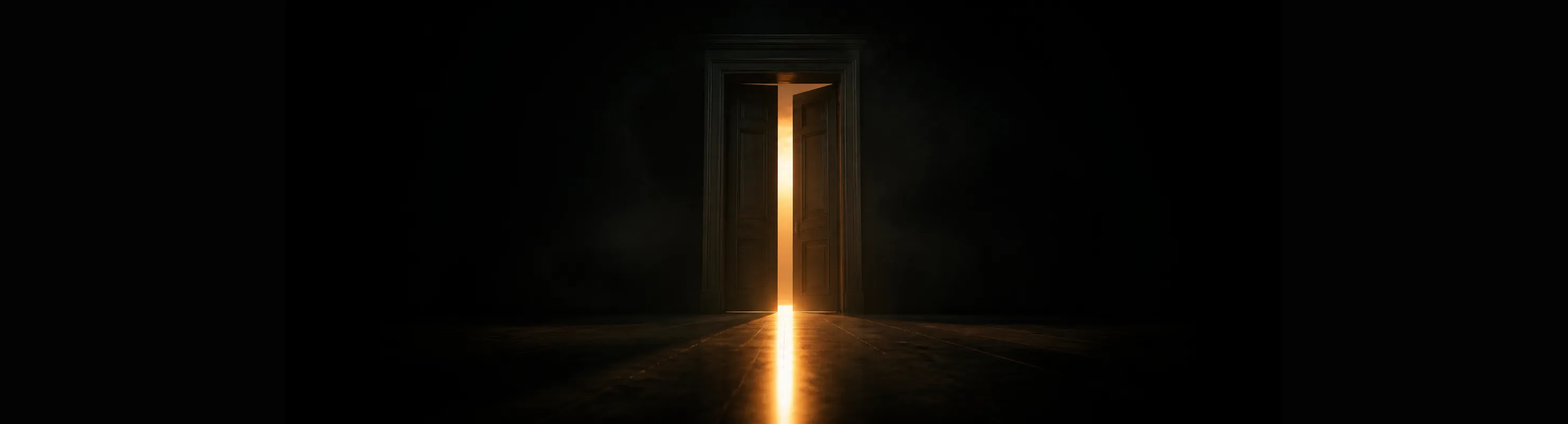 Porta escura entreaberta com uma lâmina de luz âmbar no piso